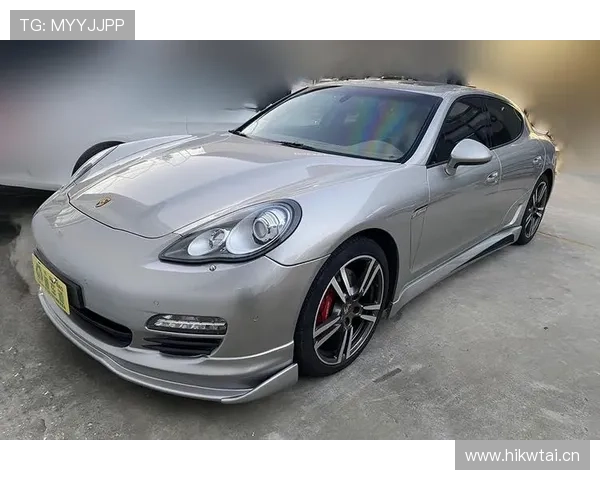 刚刷到阿尔瓦雷斯去菜市场，手里菜篮子，旁边三台豪车像走红毯