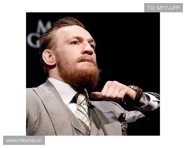 康纳·麦格雷戈在家喝红酒配蛋白粉，训练完直接开香槟冲澡