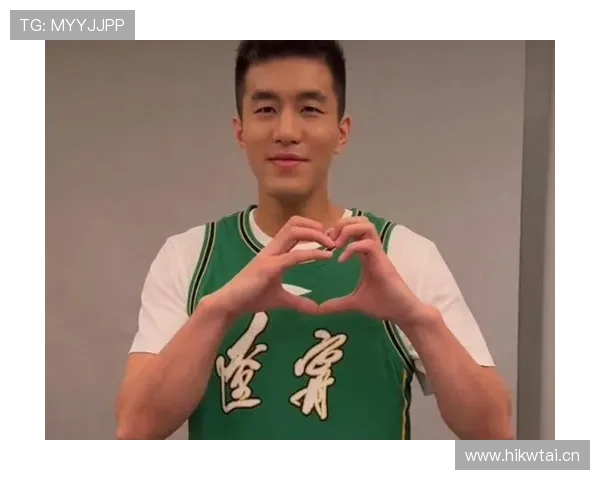 郭艾伦喝个奶茶都要被拍，这日子过得比顶流还顶流